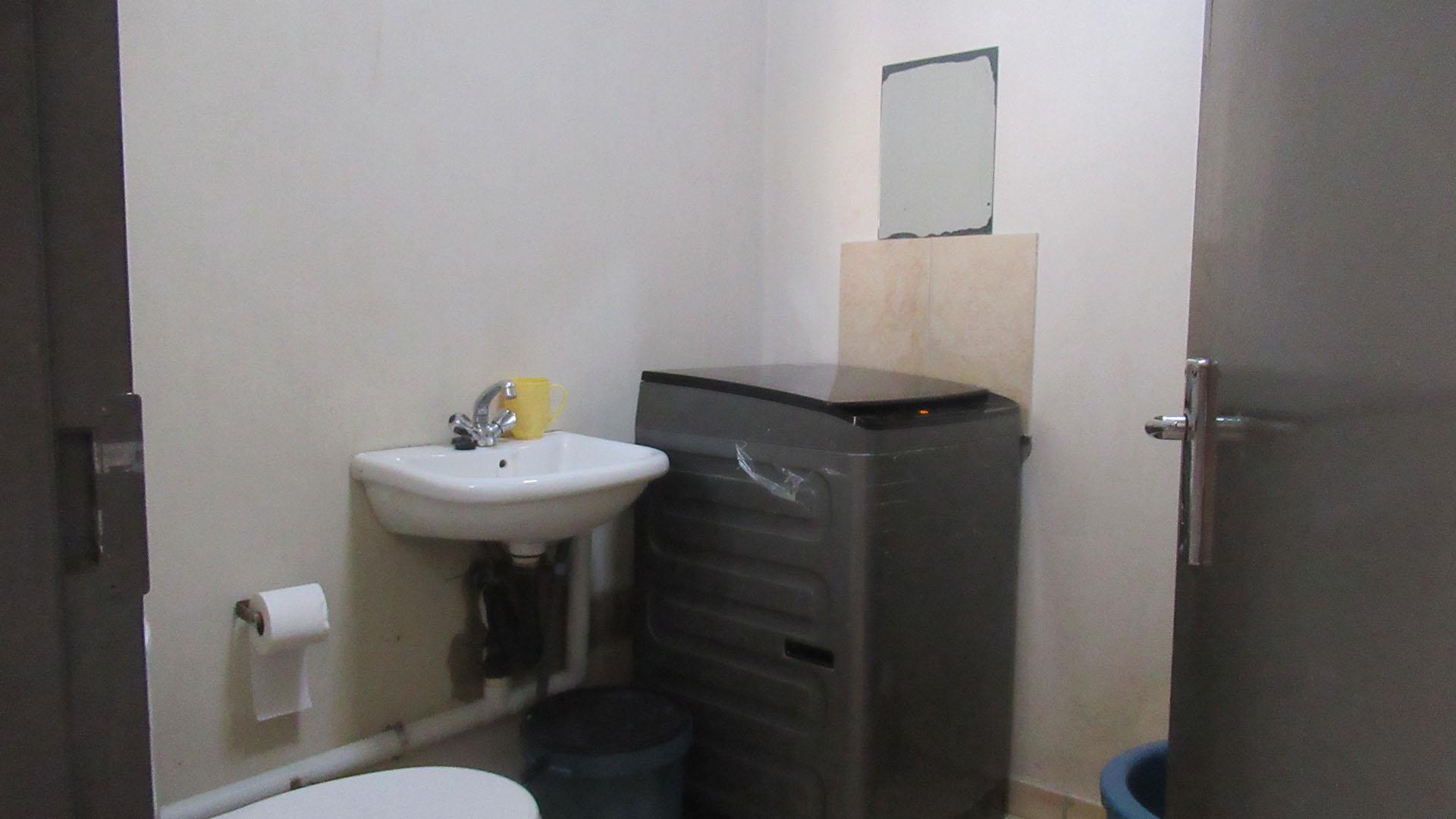 Bathroom 1 - 5 square meters of property in Jabulani