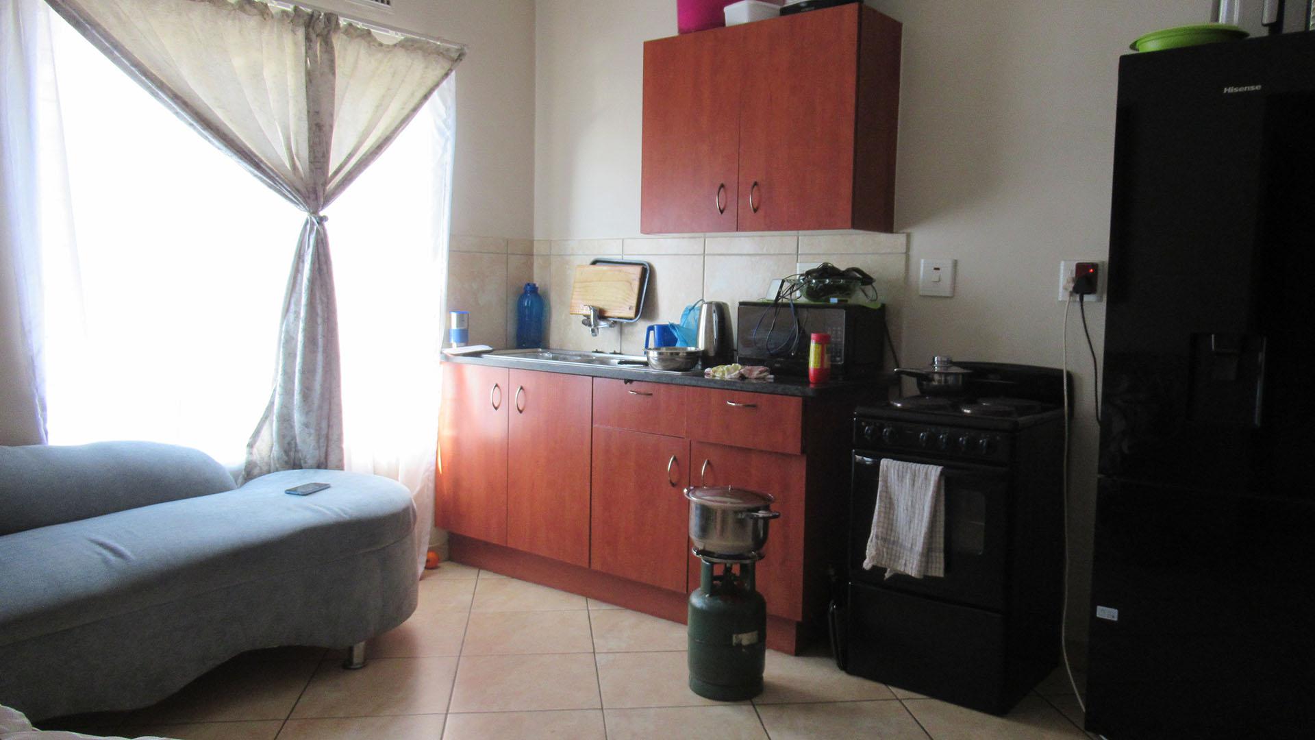 Kitchen - 8 square meters of property in Jabulani