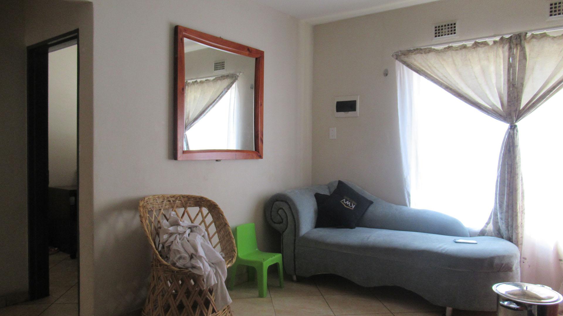 Lounges - 7 square meters of property in Jabulani