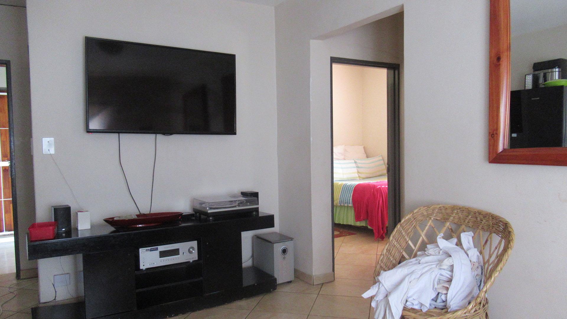 Lounges - 7 square meters of property in Jabulani