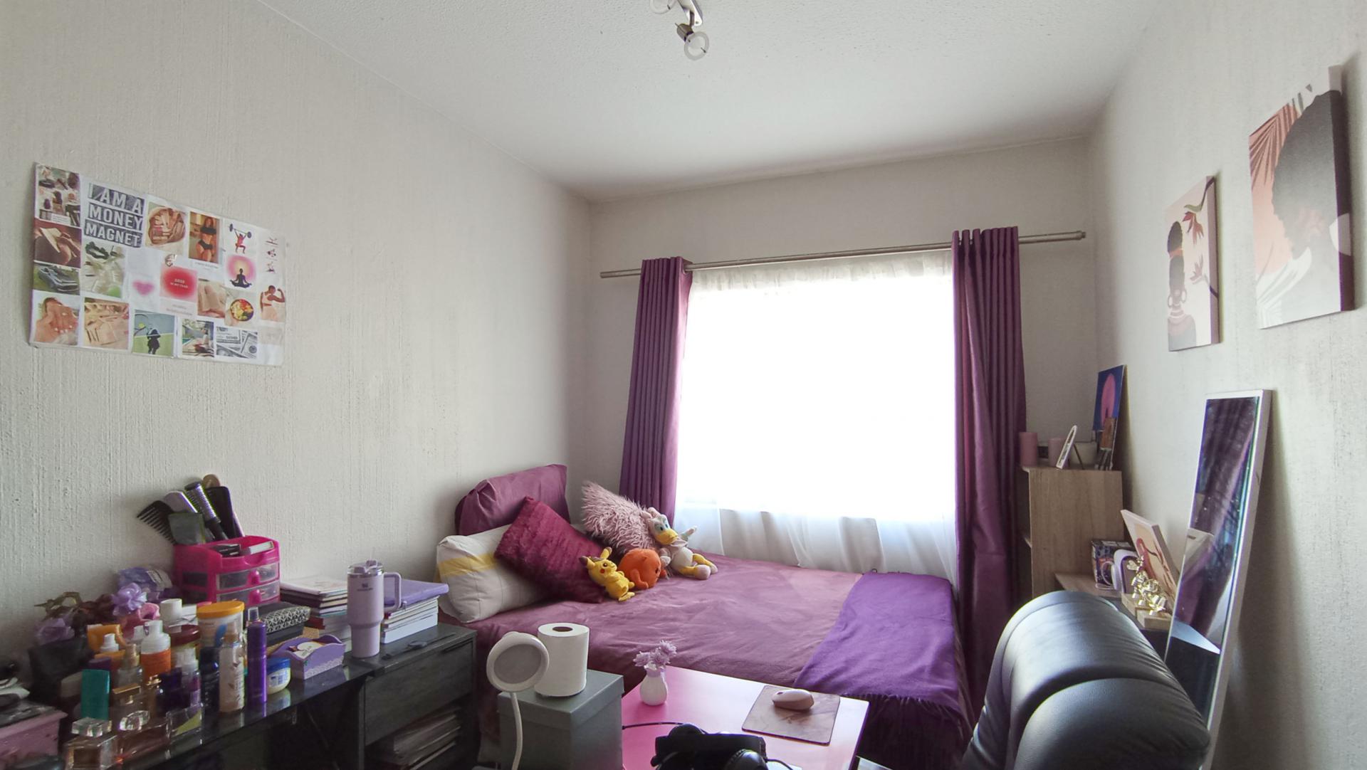 Bed Room 1 - 11 square meters of property in Fourways