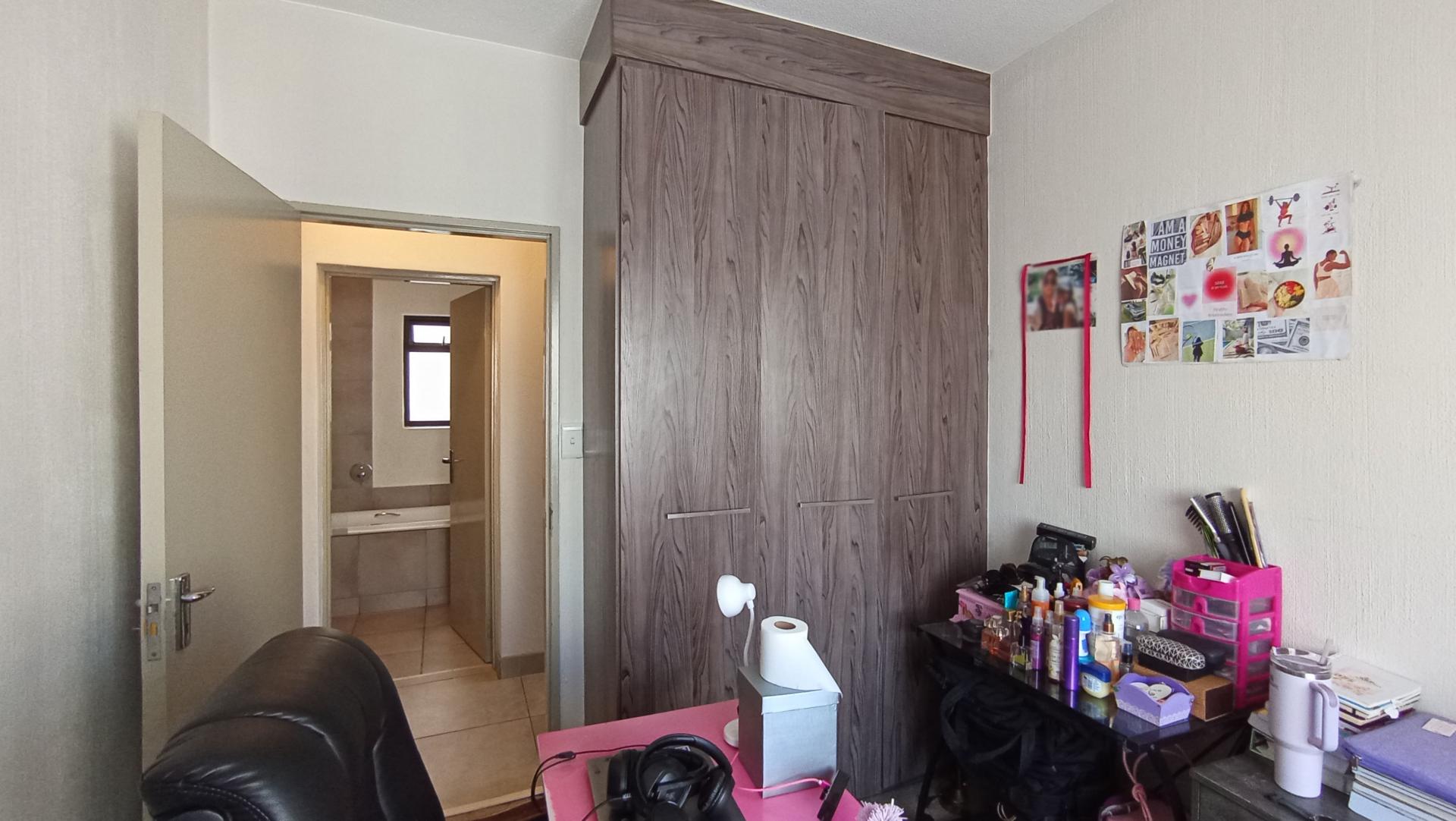 Bed Room 1 - 11 square meters of property in Fourways