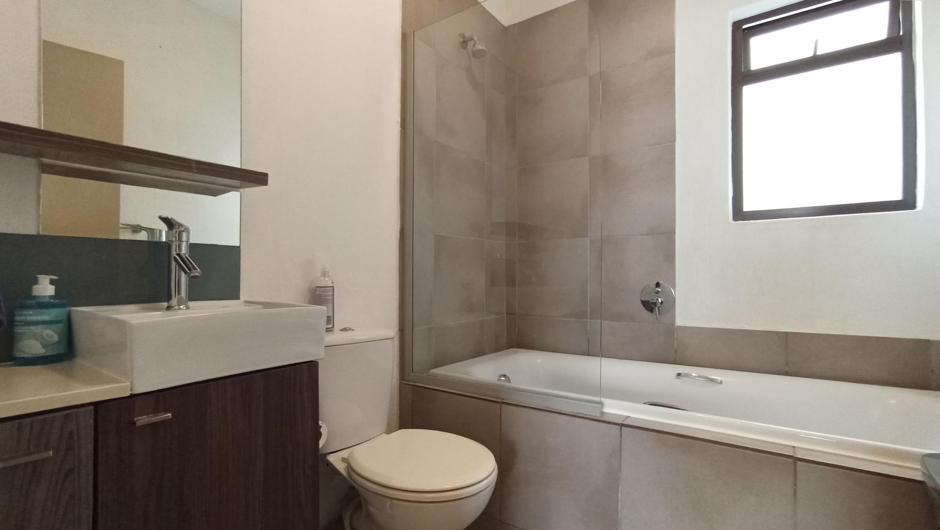 Bathroom 1 - 4 square meters of property in Fourways