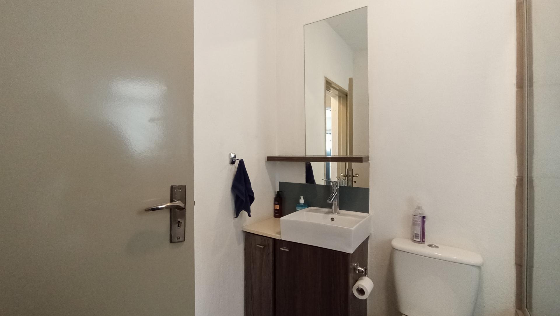 Bathroom 1 - 4 square meters of property in Fourways