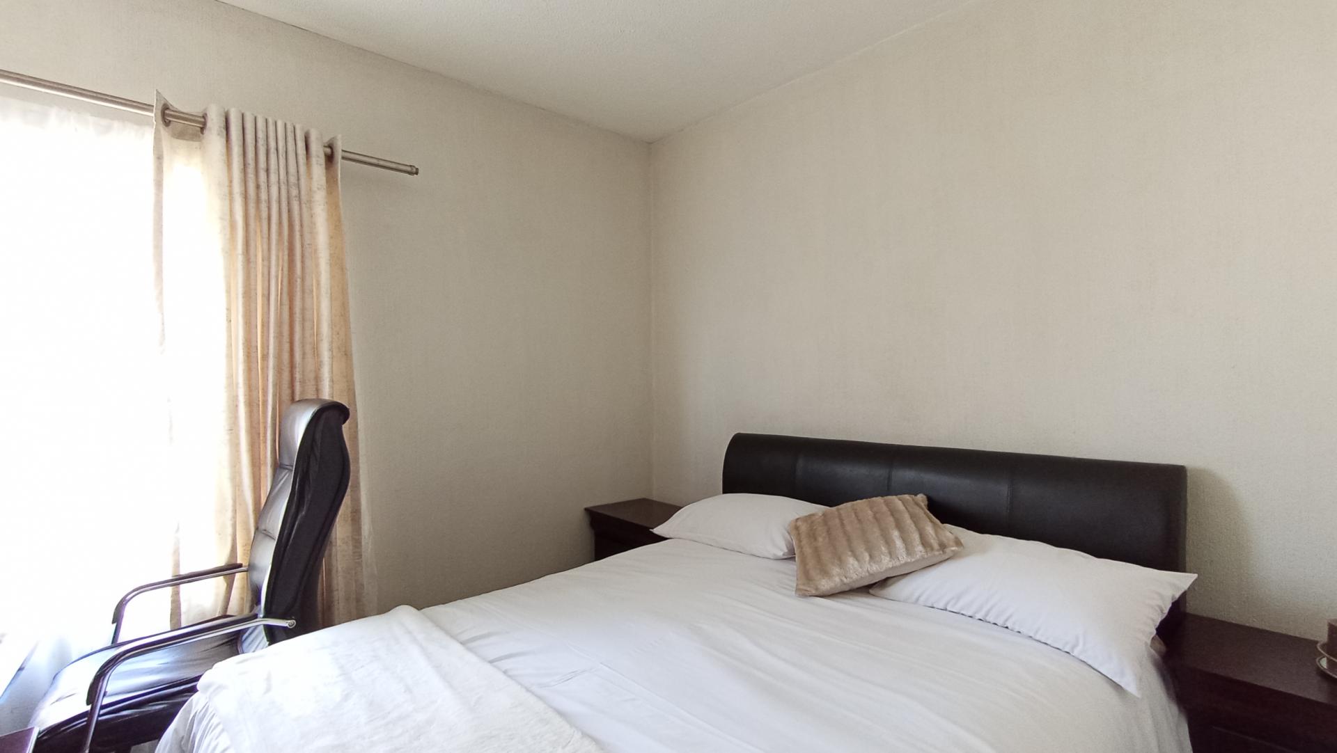 Main Bedroom - 14 square meters of property in Fourways