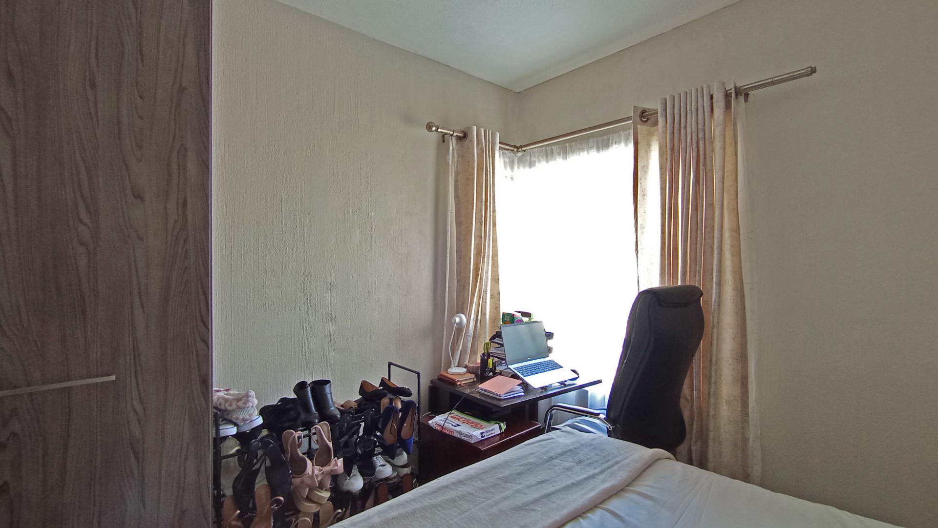 Main Bedroom - 14 square meters of property in Fourways