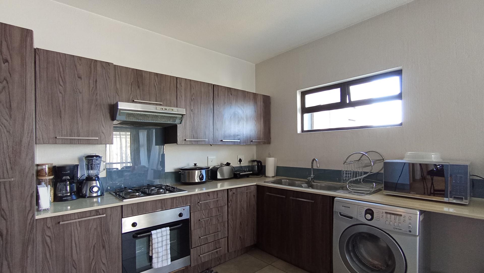 Kitchen - 11 square meters of property in Fourways