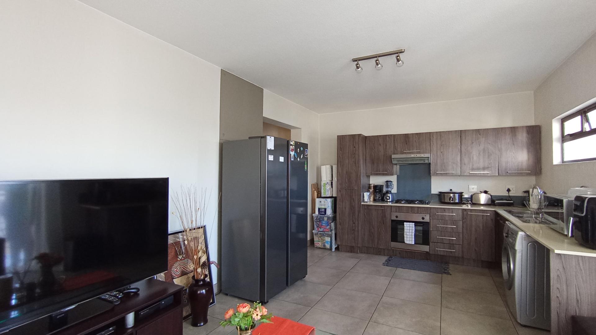 Lounges - 14 square meters of property in Fourways