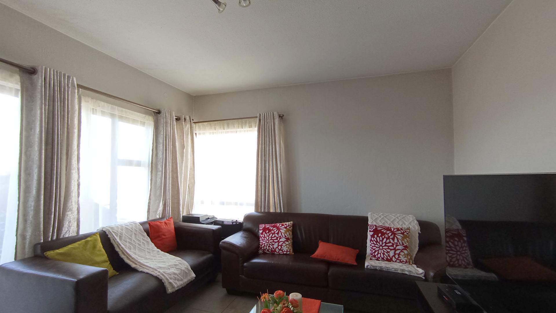 Lounges - 14 square meters of property in Fourways