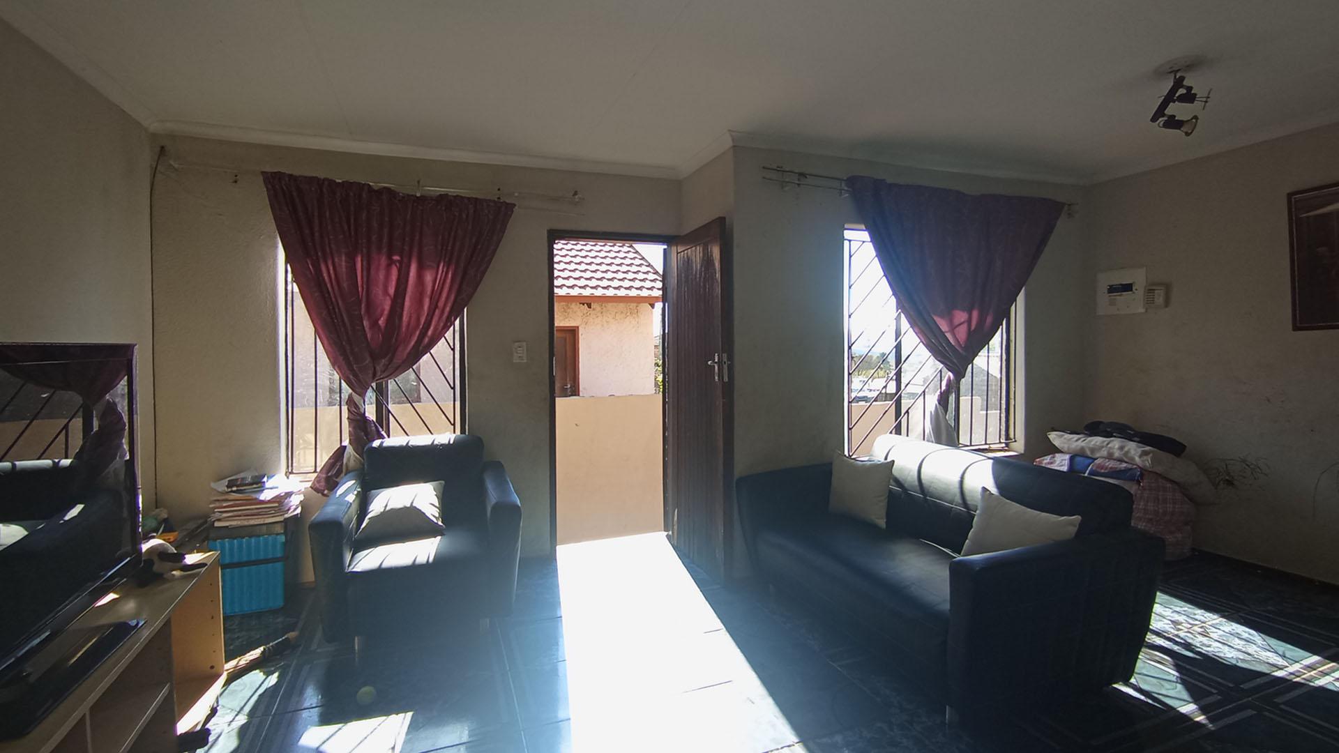 Lounges - 15 square meters of property in Klipfontein View