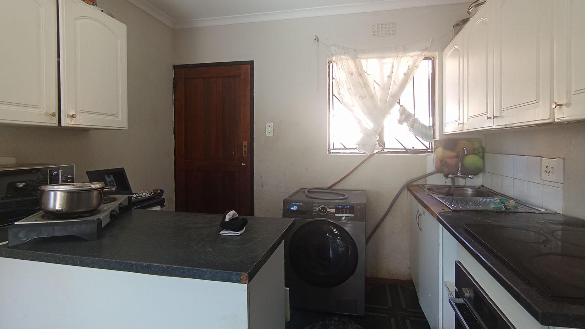 Kitchen - 6 square meters of property in Klipfontein View