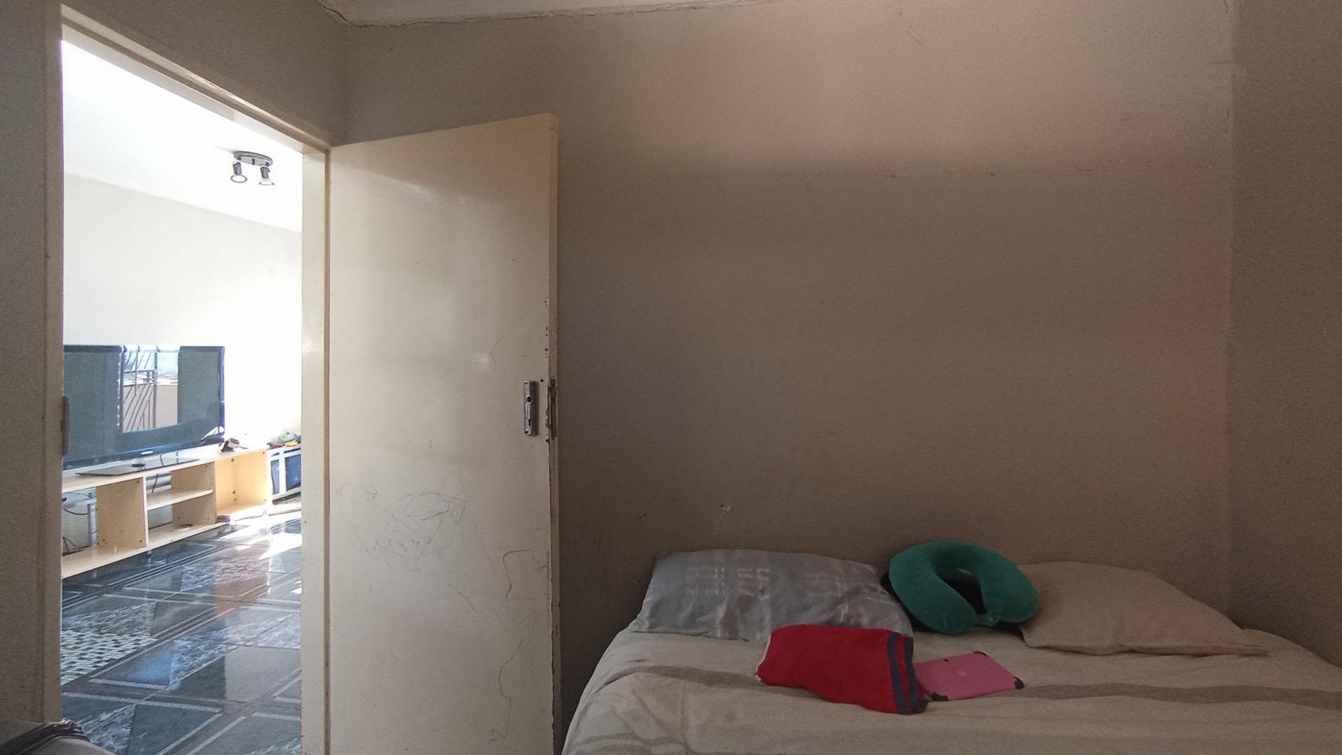 Bed Room 1 - 9 square meters of property in Klipfontein View