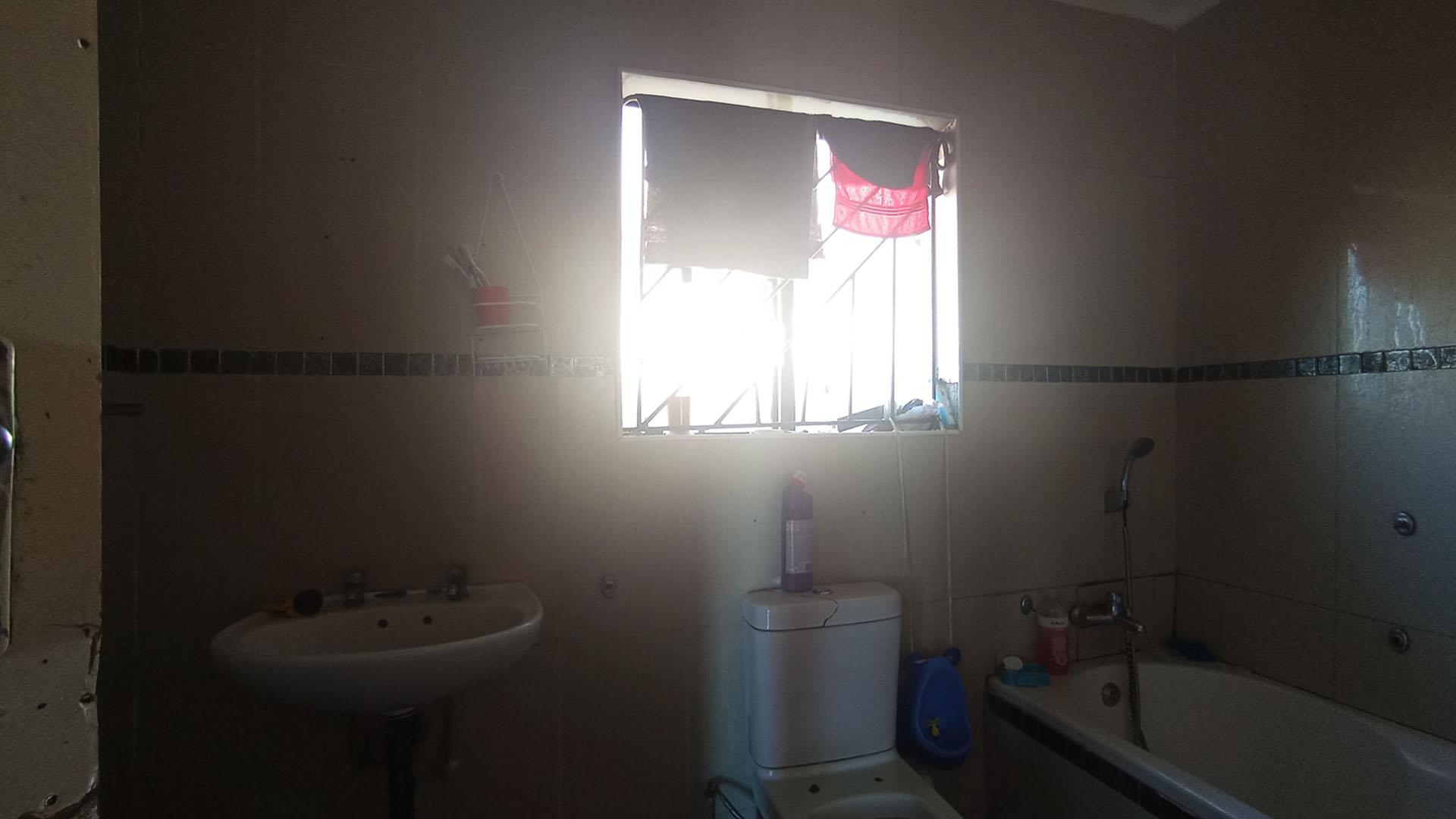 Bathroom 1 - 6 square meters of property in Klipfontein View