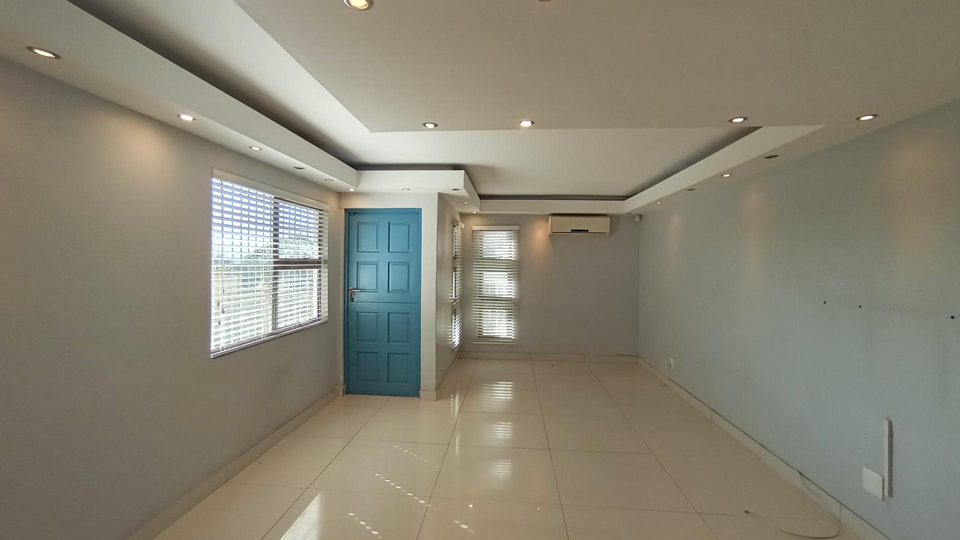 Lounges - 29 square meters of property in Amanzimtoti 