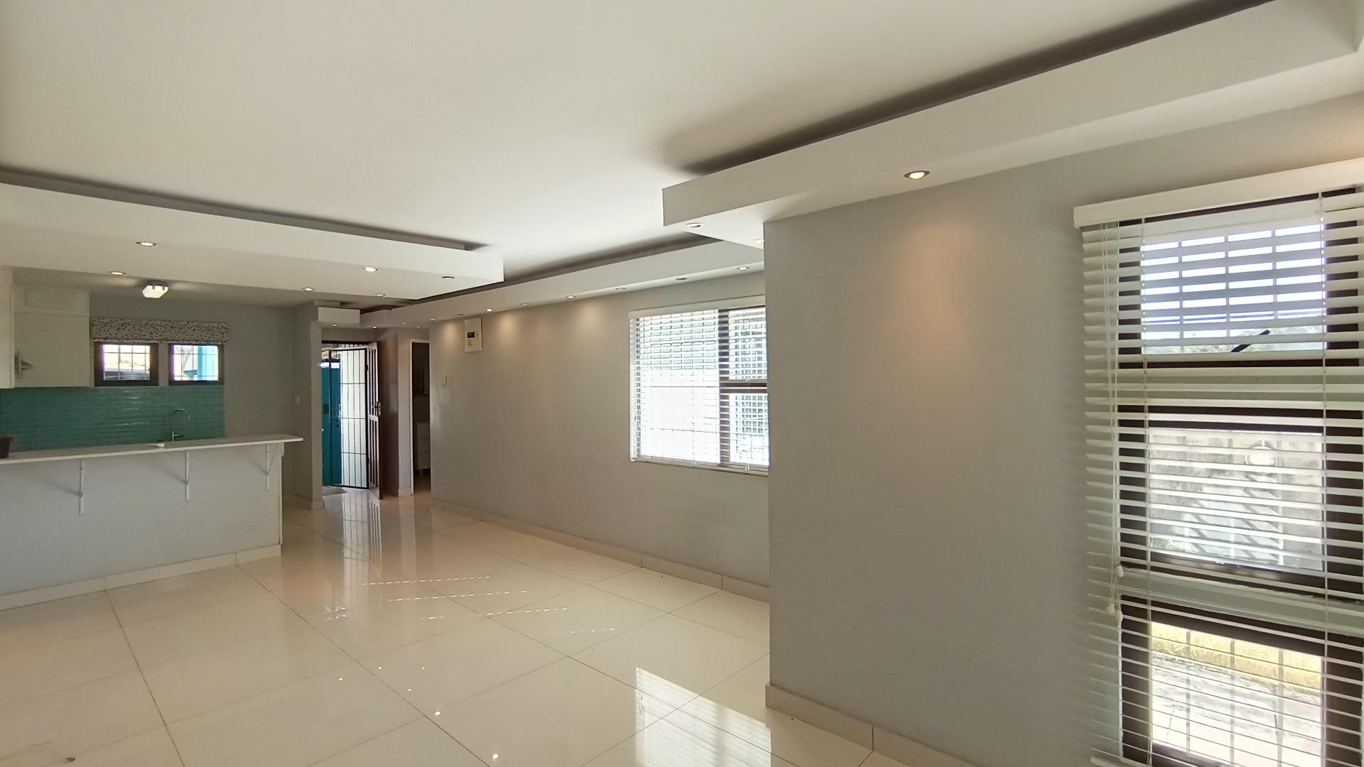 Lounges - 29 square meters of property in Amanzimtoti 