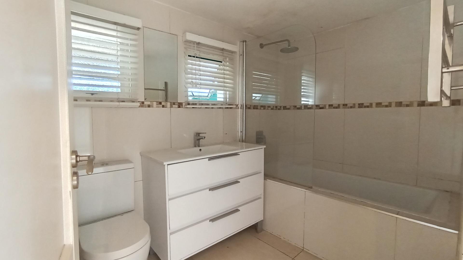 Bathroom 1 - 6 square meters of property in Amanzimtoti 