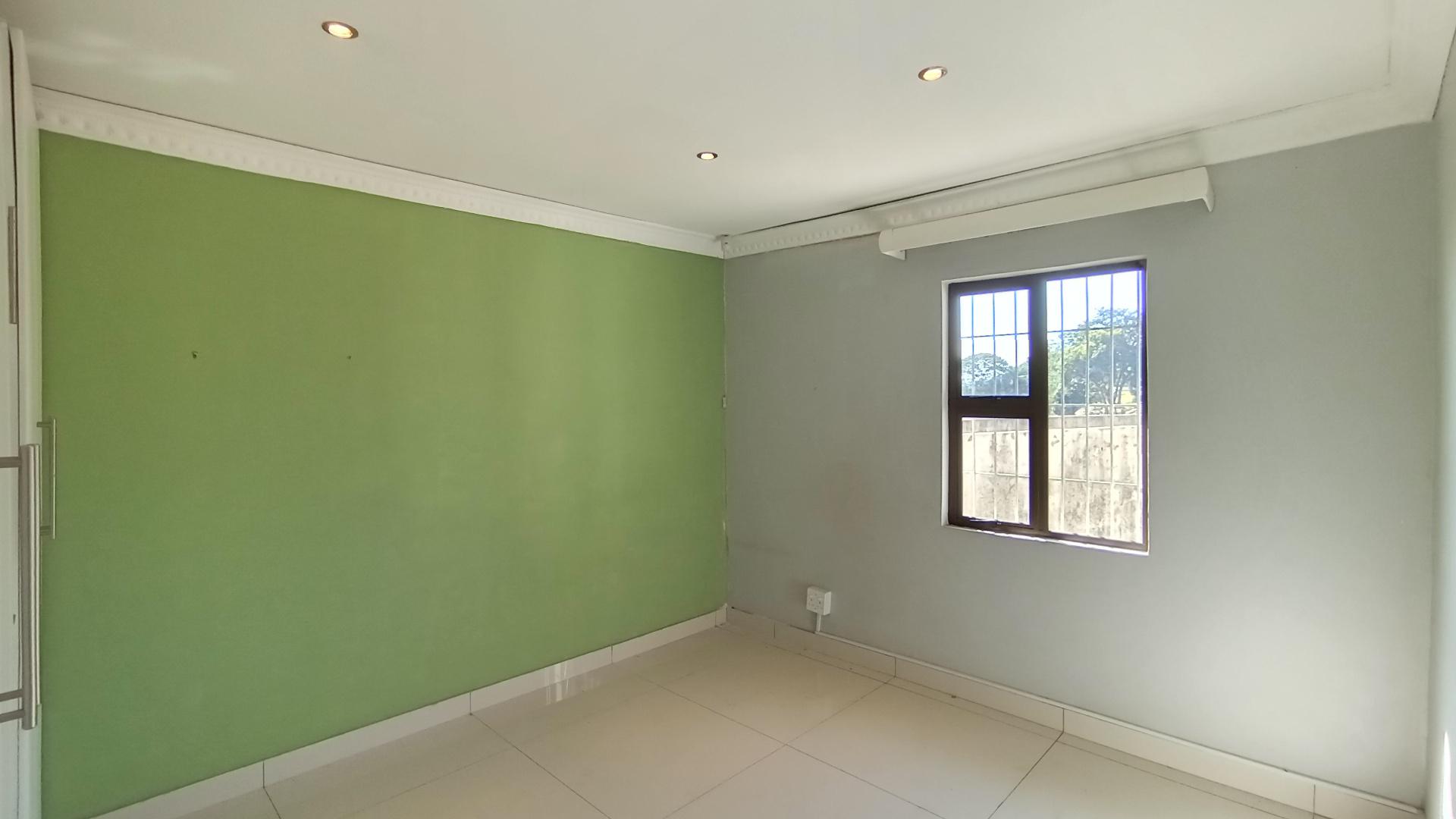 Bed Room 1 - 17 square meters of property in Amanzimtoti 