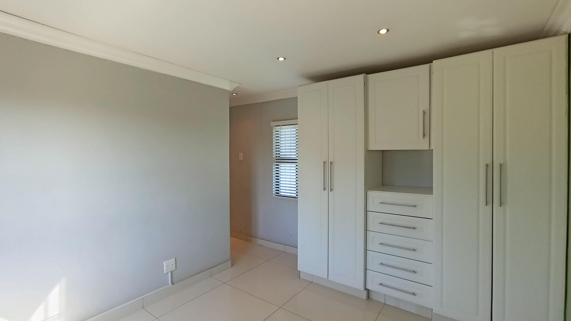 Bed Room 1 - 17 square meters of property in Amanzimtoti 