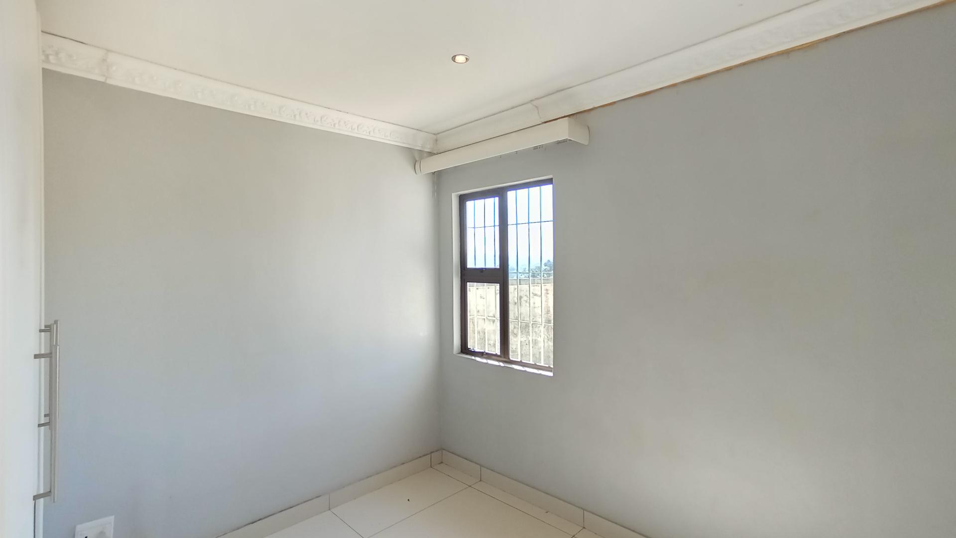 Bed Room 2 - 11 square meters of property in Amanzimtoti 