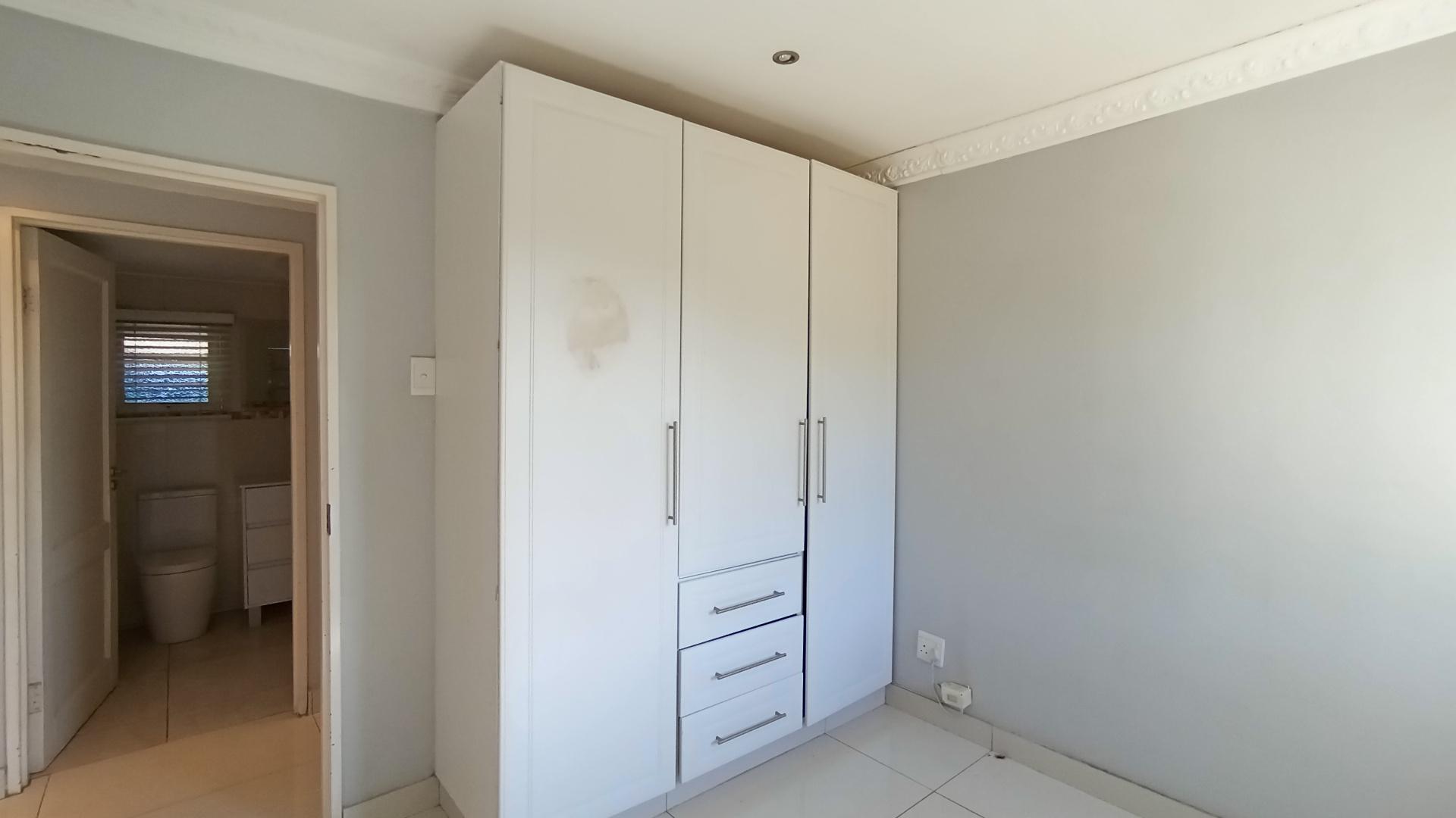 Bed Room 2 - 11 square meters of property in Amanzimtoti 