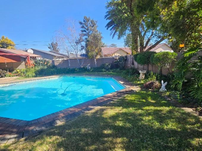 4 Bedroom House for Sale For Sale in Brackendowns - MR681040