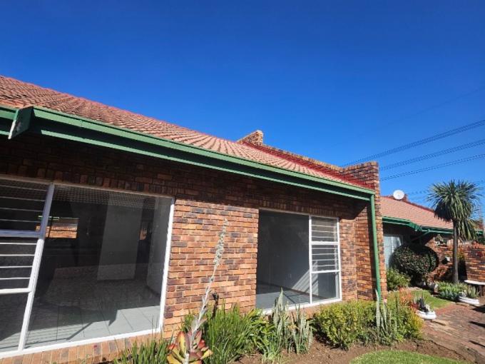 2 Bedroom Simplex for Sale For Sale in Mayberry Park - MR681041