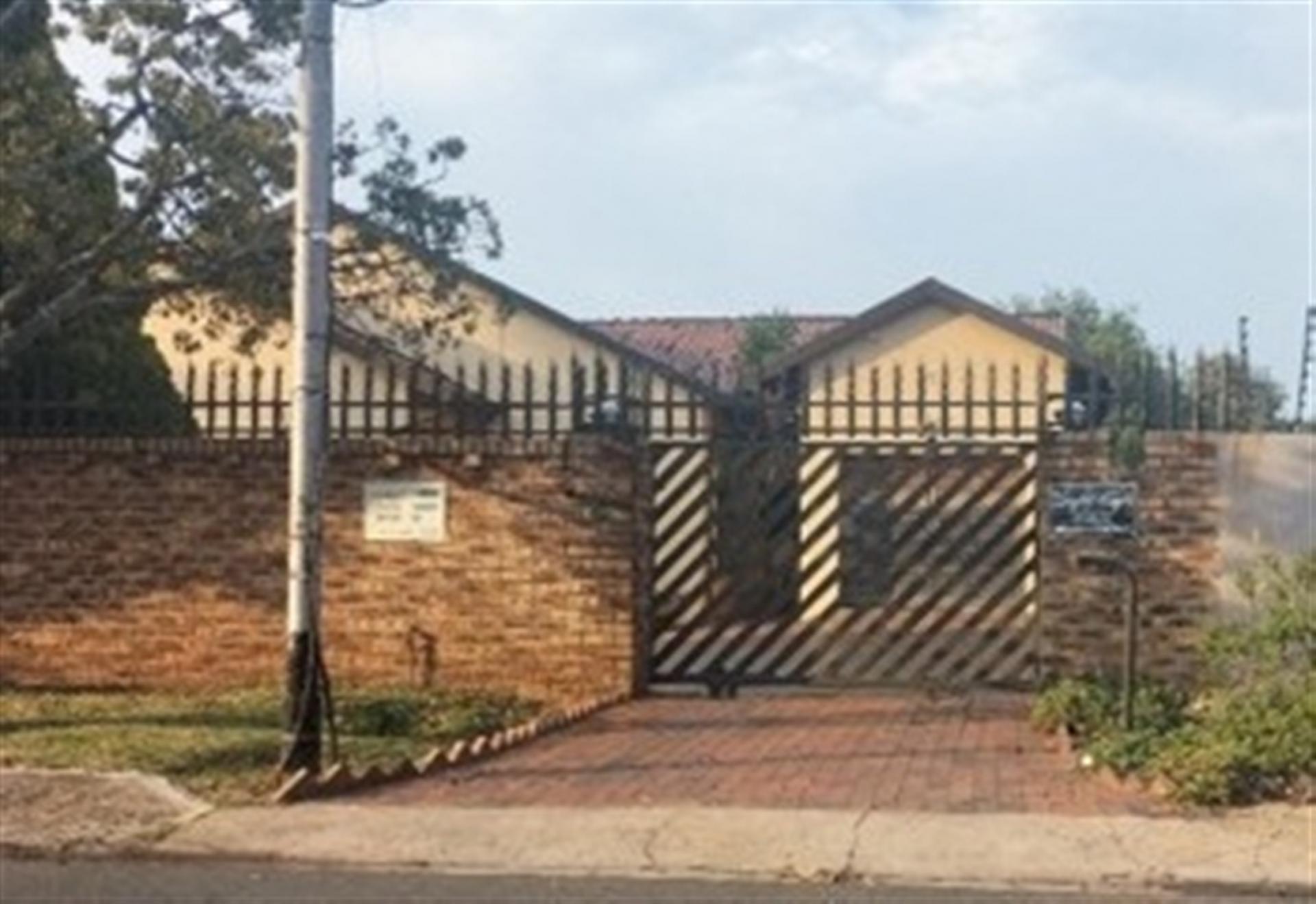 Front View of property in Florida North