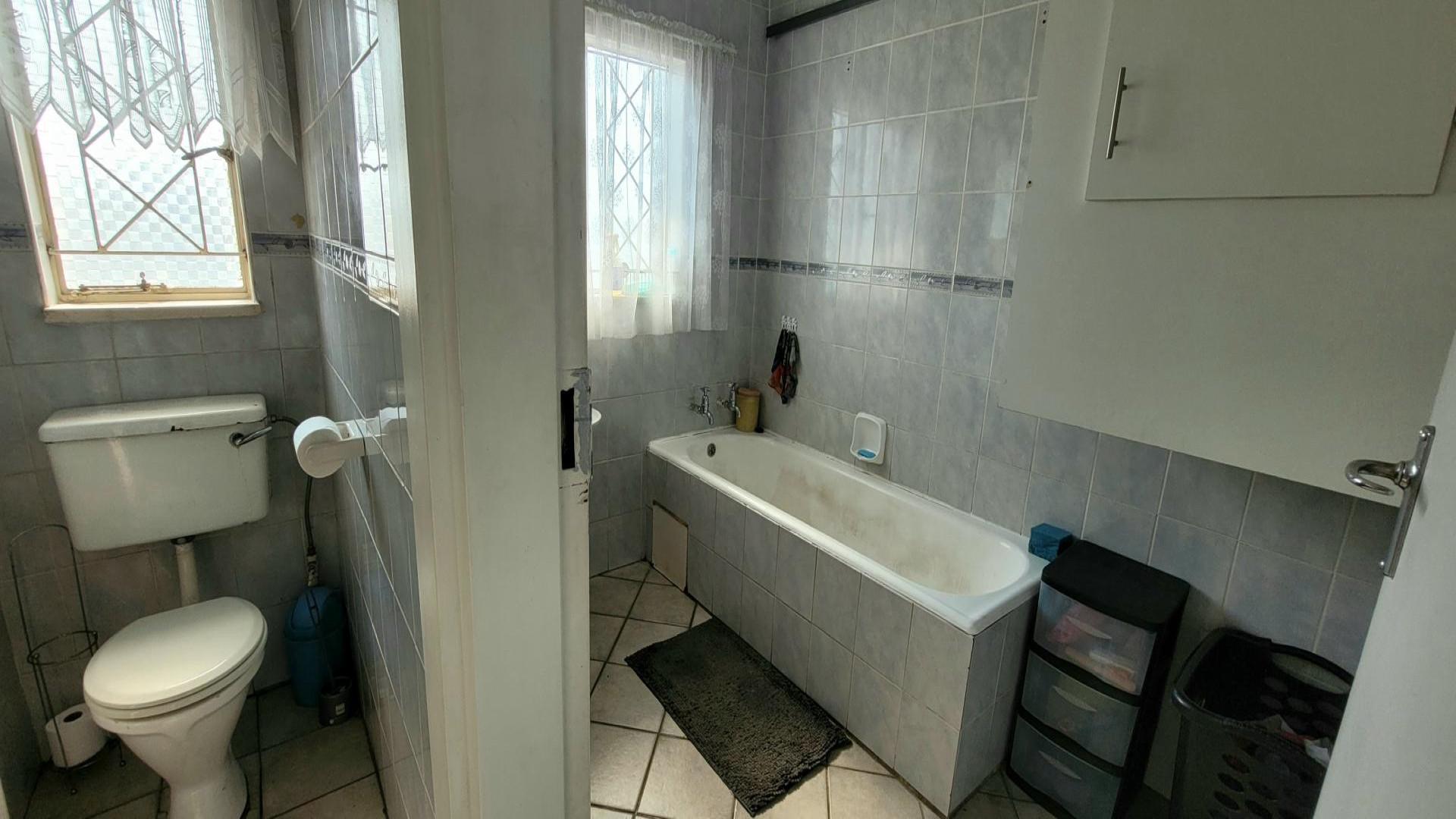 Bathroom 1 - 8 square meters of property in Witfield