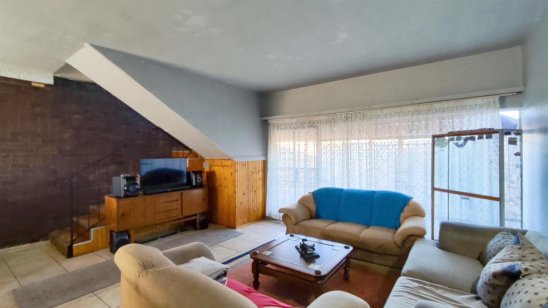 Lounges - 41 square meters of property in Witfield