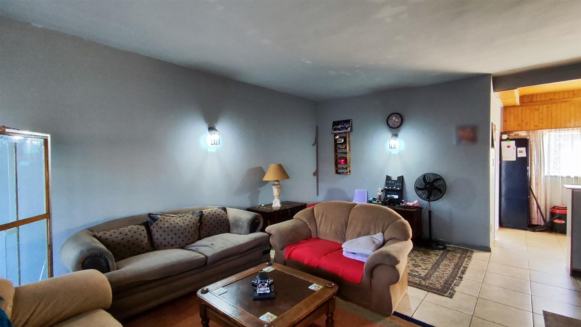 Lounges - 41 square meters of property in Witfield