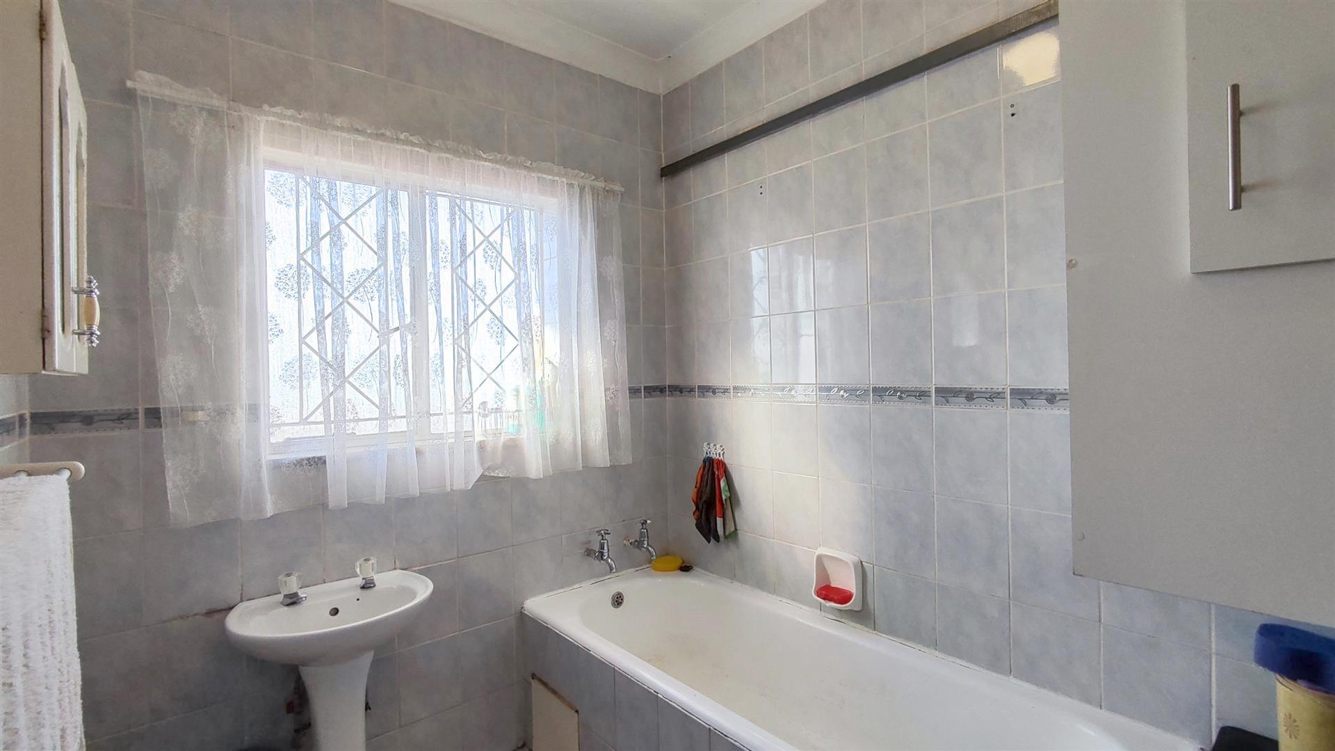 Bathroom 1 - 8 square meters of property in Witfield