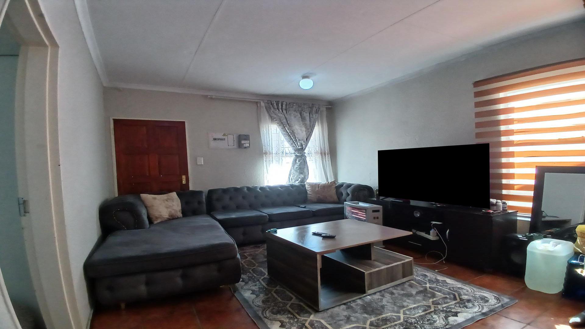 Lounges of property in Orion Park