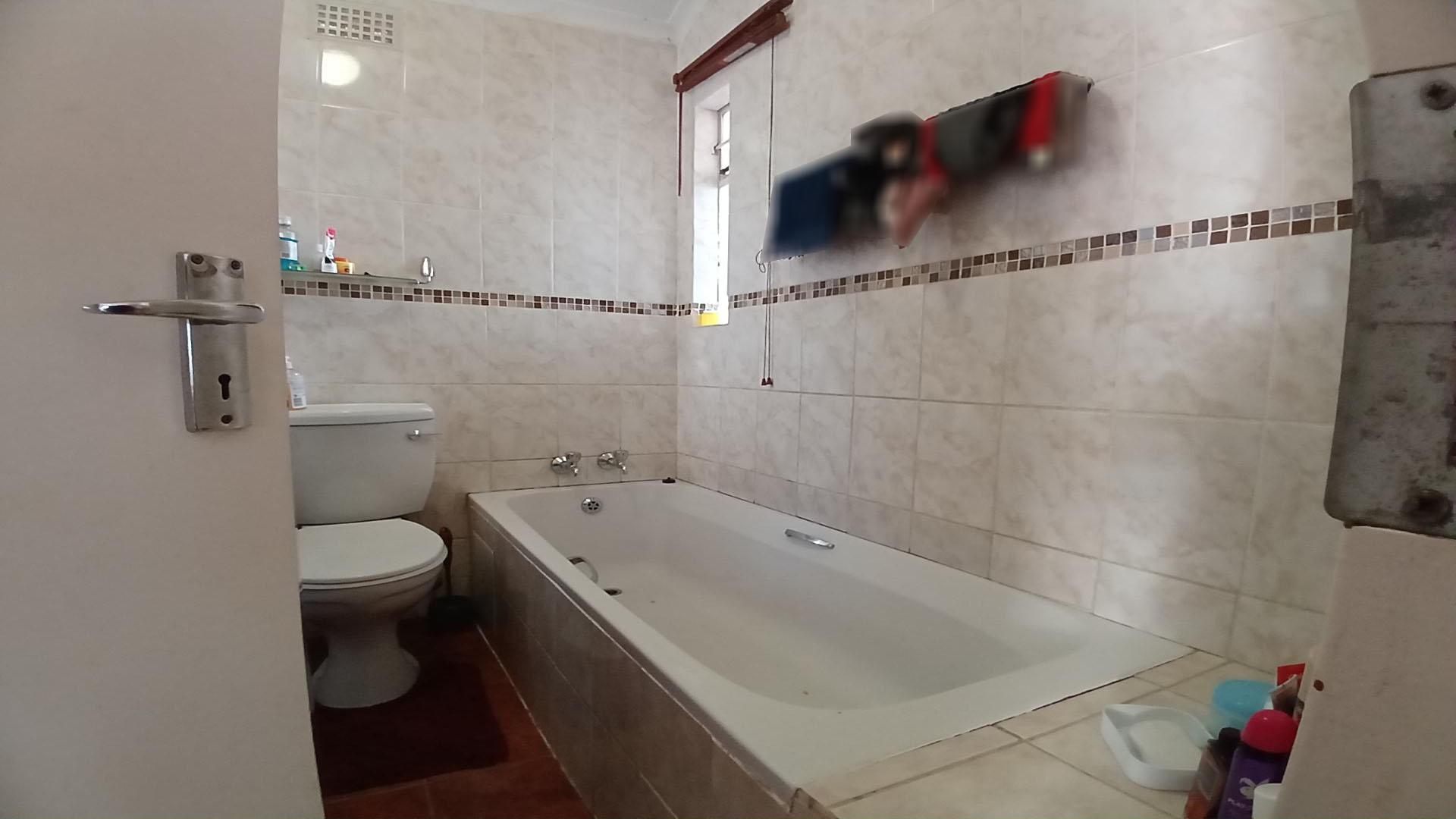 Bathroom 1 of property in Orion Park