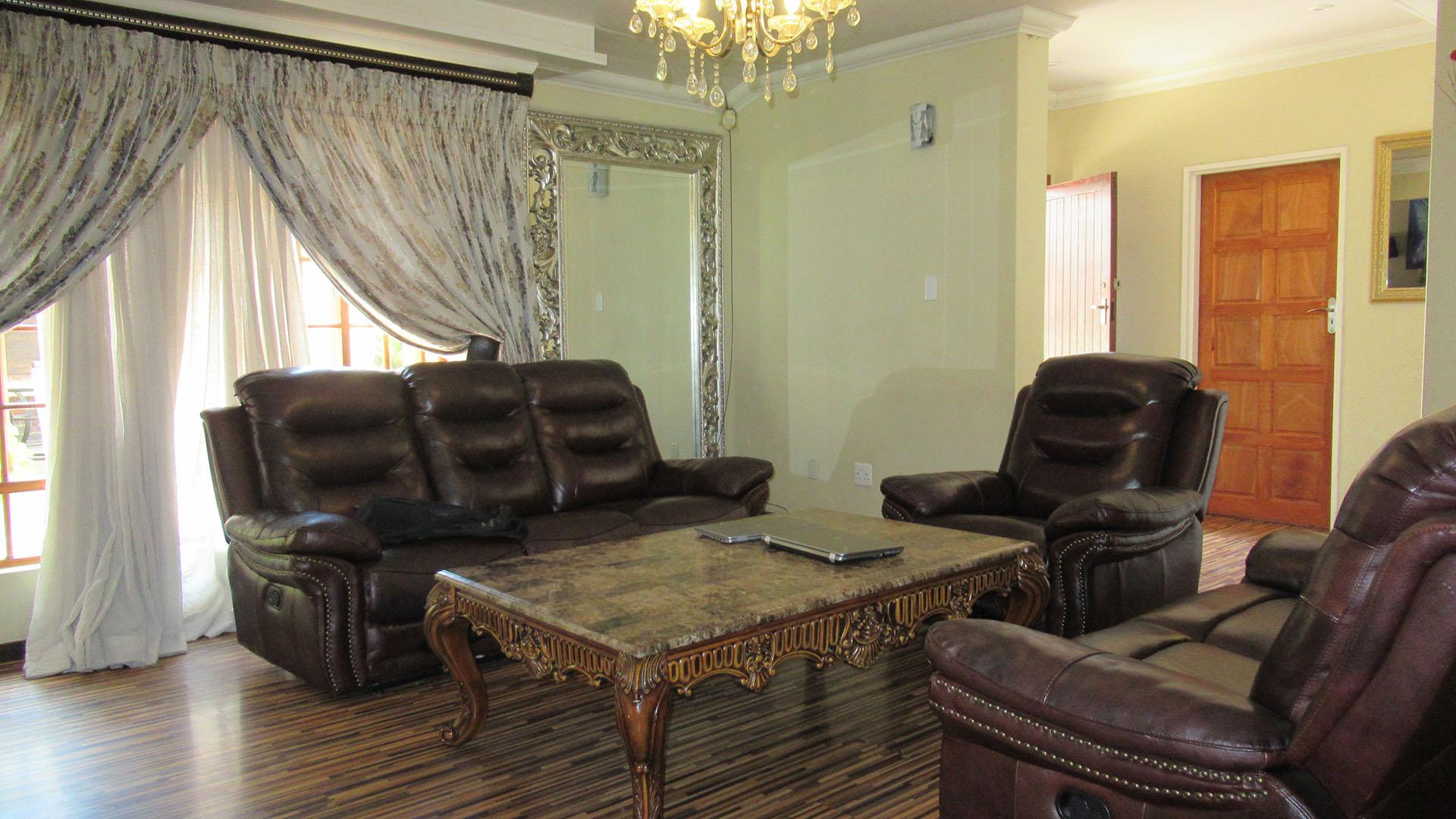 Lounges - 26 square meters of property in Sasolburg