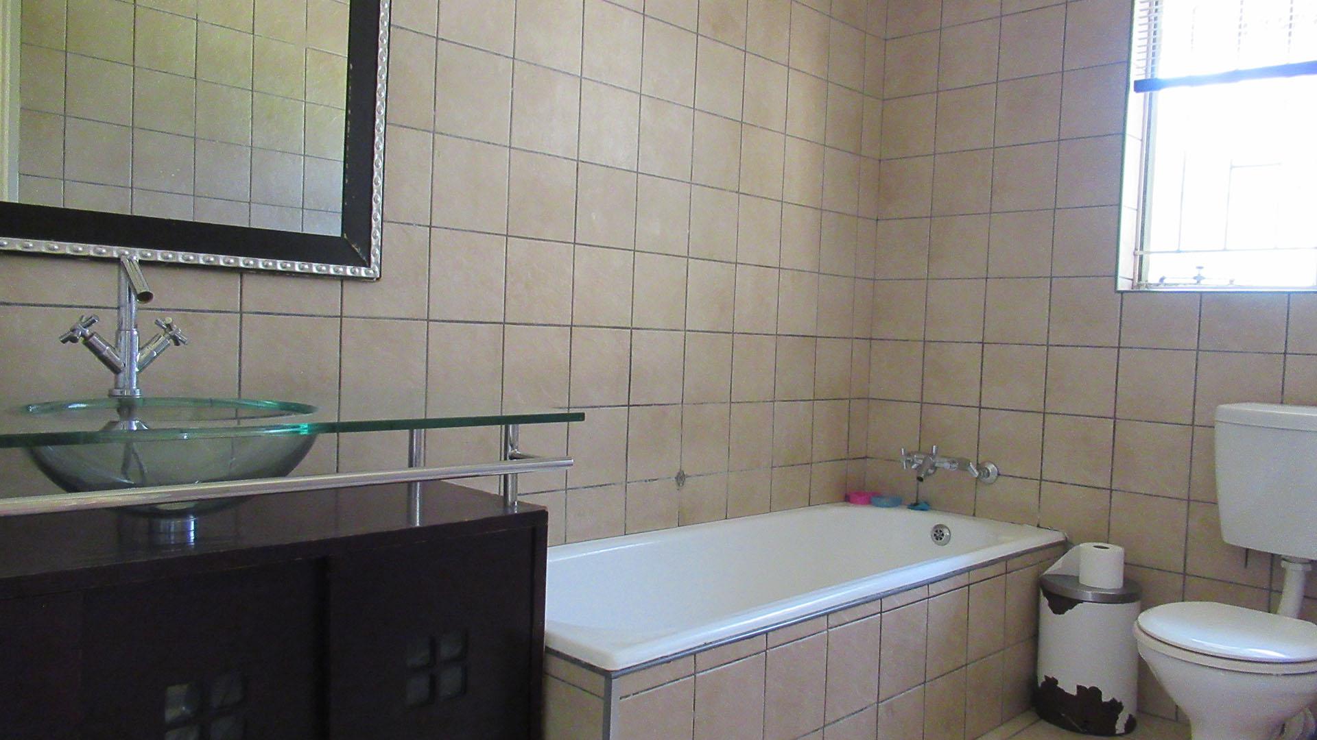 Bathroom 2 - 6 square meters of property in Sasolburg