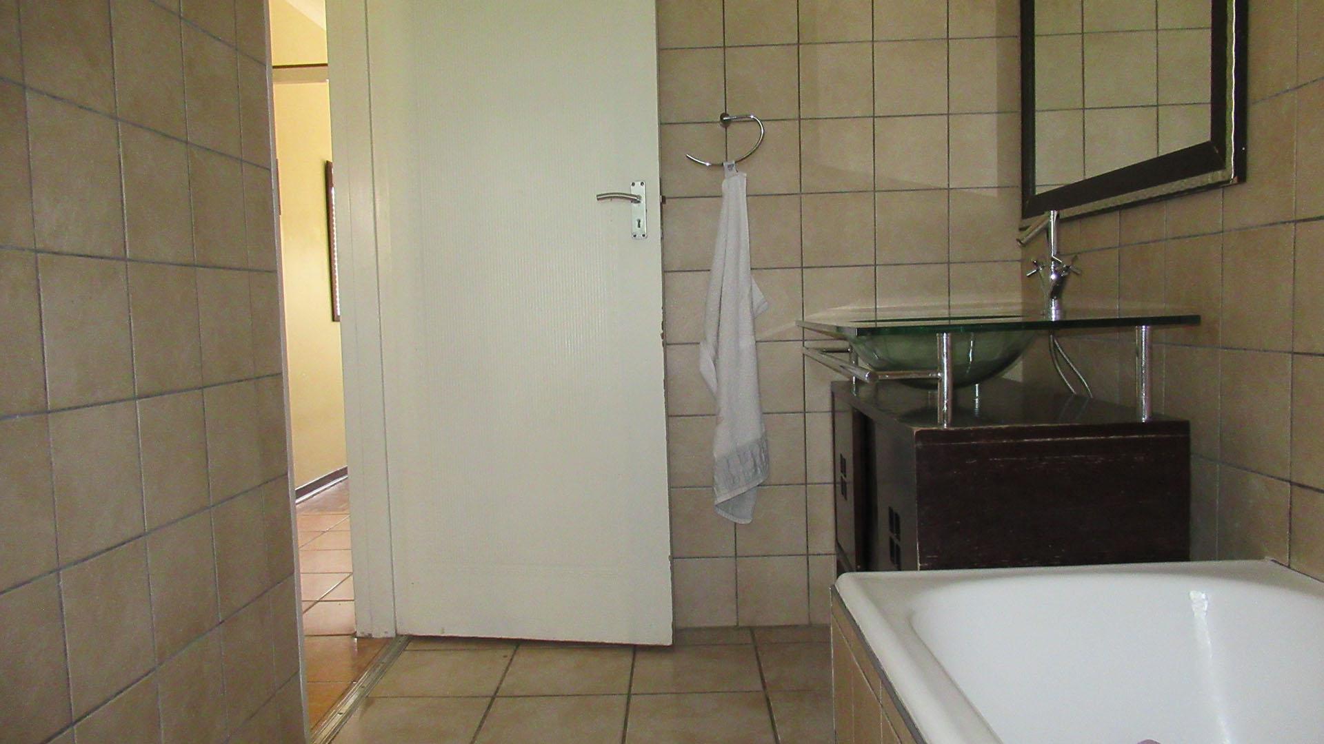 Bathroom 2 - 6 square meters of property in Sasolburg