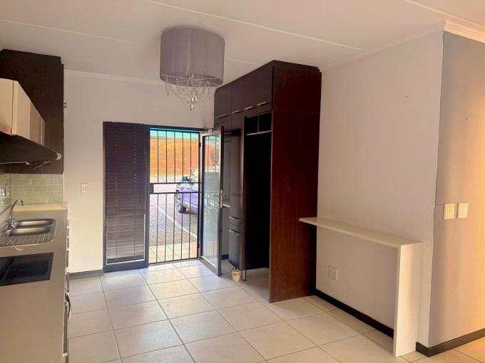 2 Bedroom Apartment for Sale For Sale in Douglasdale - MR681101