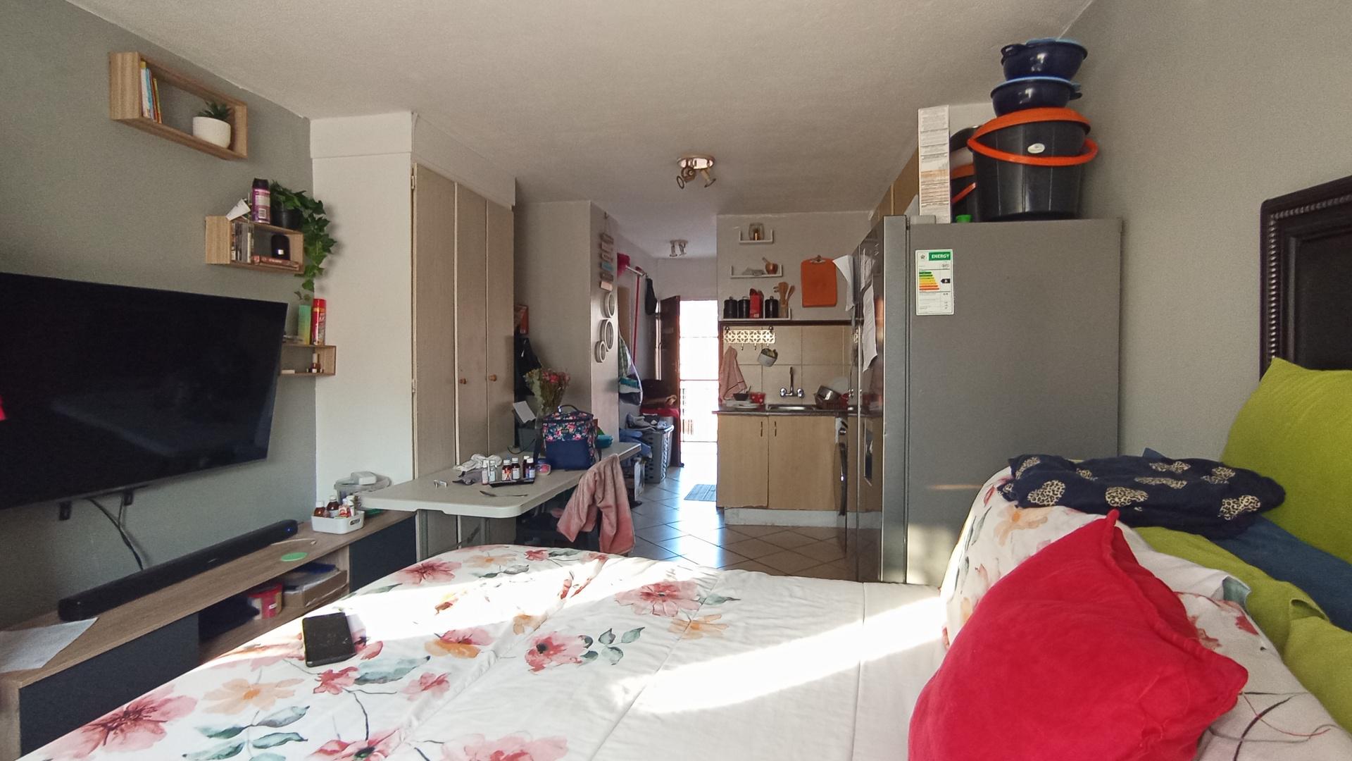 Bed Room 1 - 12 square meters of property in Karenpark