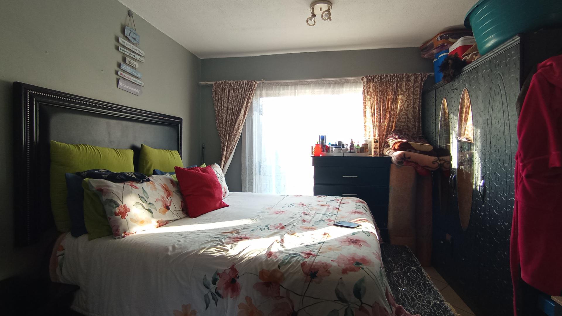 Bed Room 1 - 12 square meters of property in Karenpark