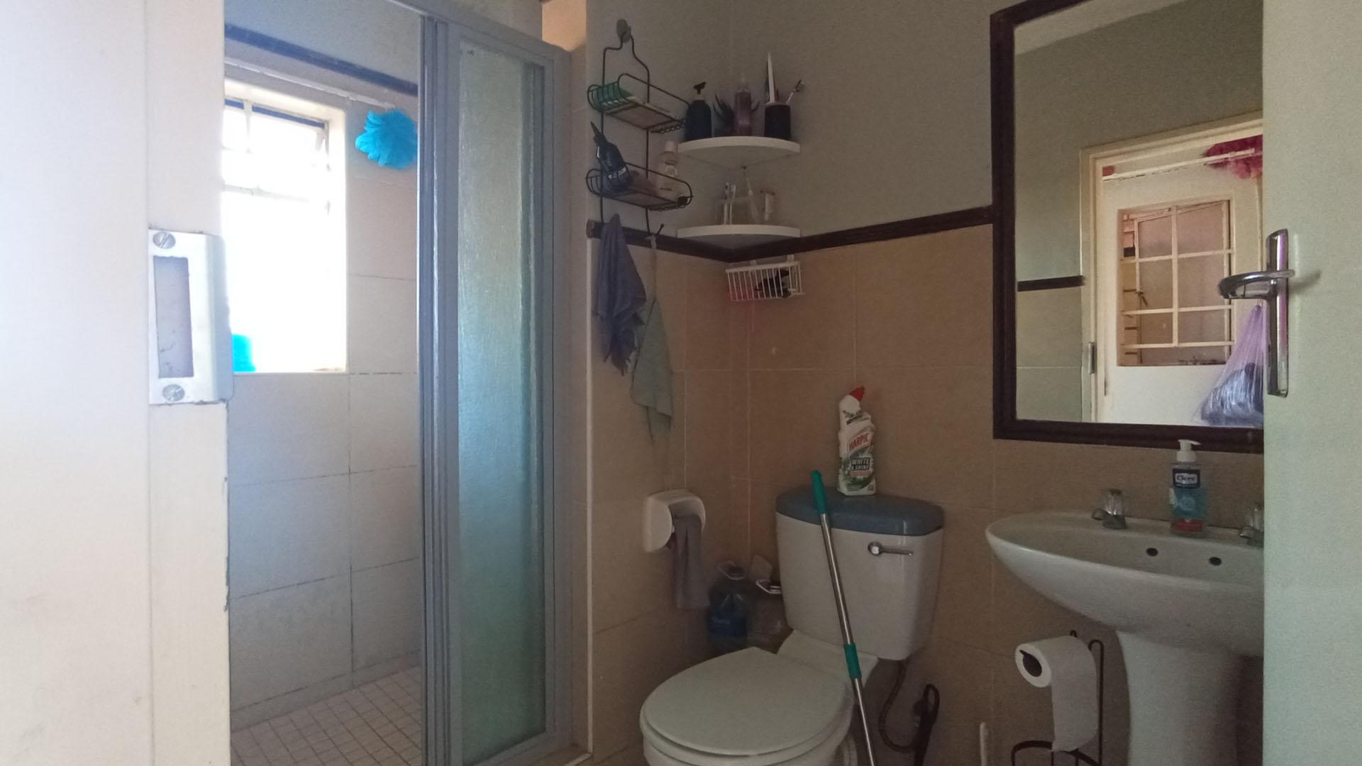 Bathroom 1 - 4 square meters of property in Karenpark