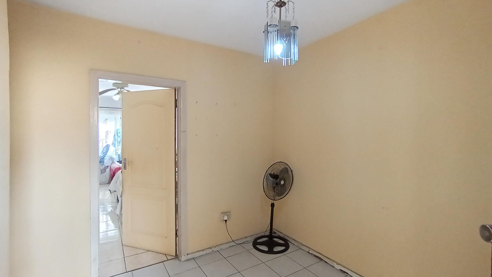 Lounges - 10 square meters of property in Montclair (Dbn)