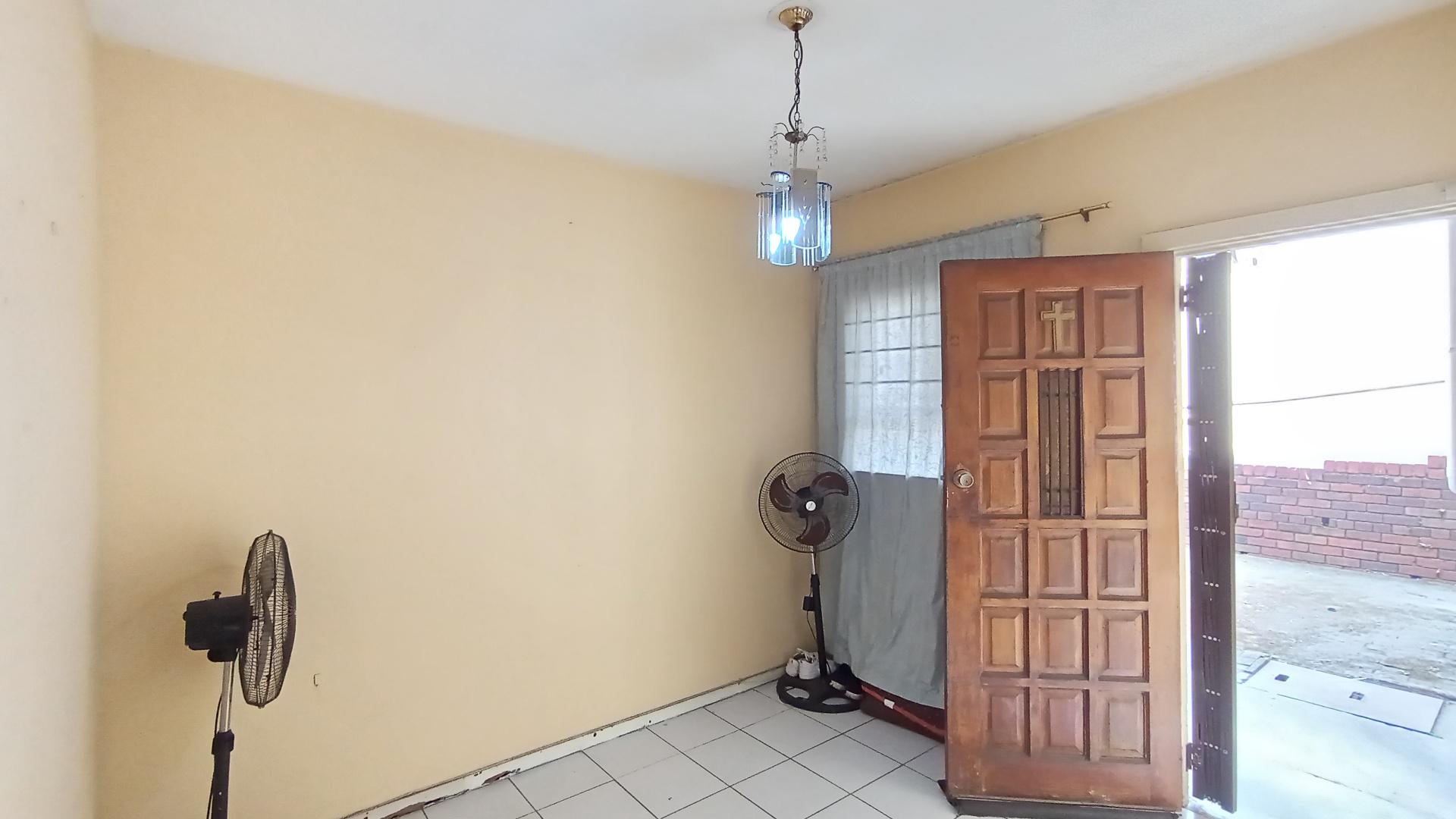 Lounges - 10 square meters of property in Montclair (Dbn)