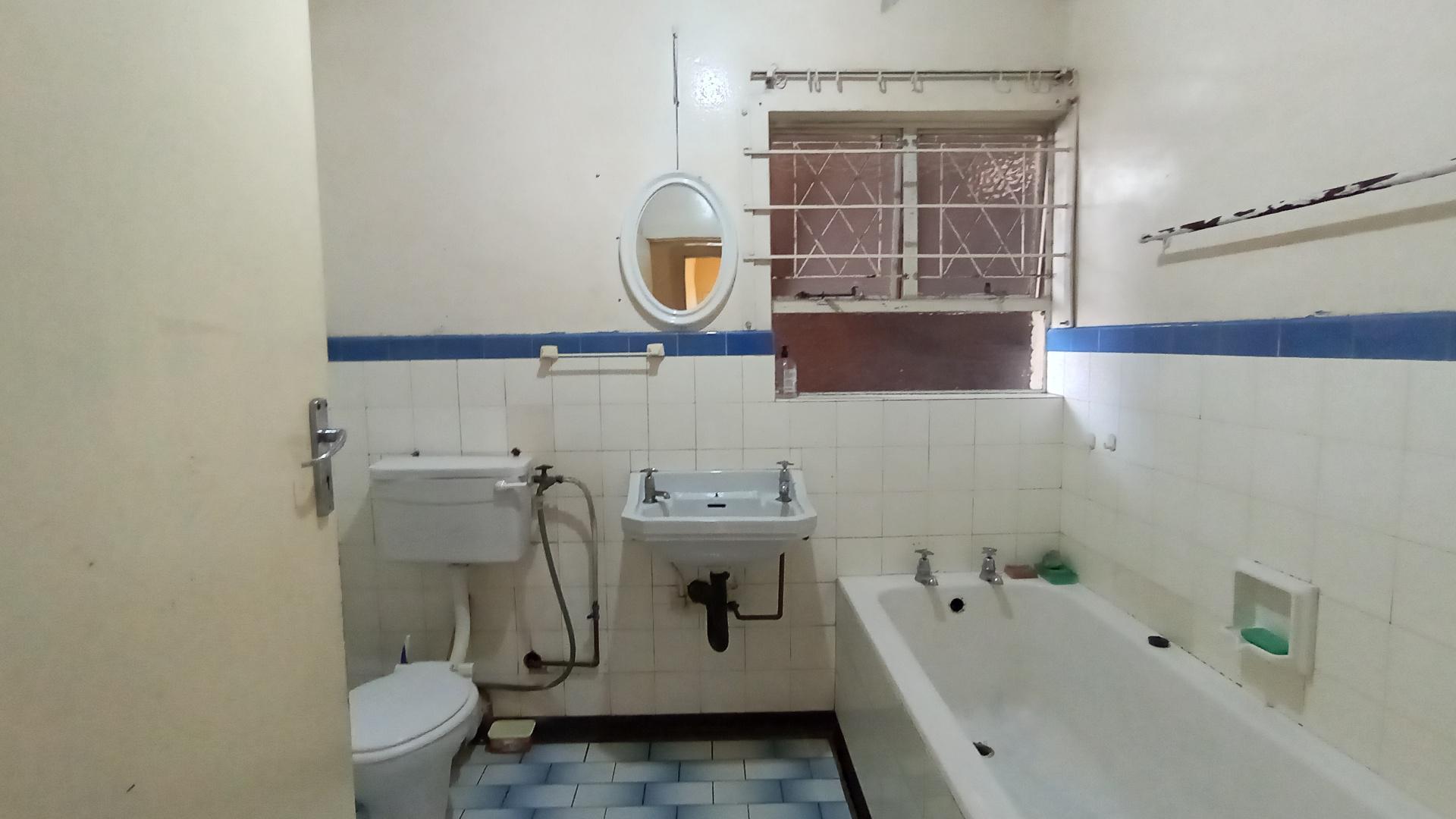 Bathroom 1 - 6 square meters of property in Montclair (Dbn)