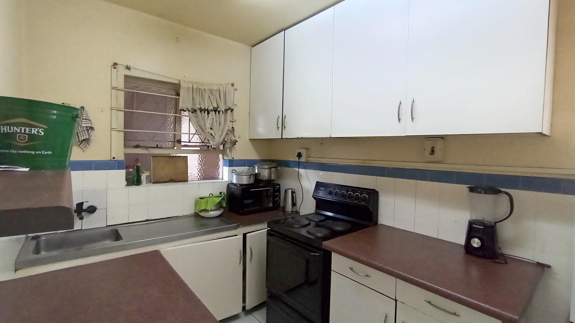 Kitchen - 8 square meters of property in Montclair (Dbn)