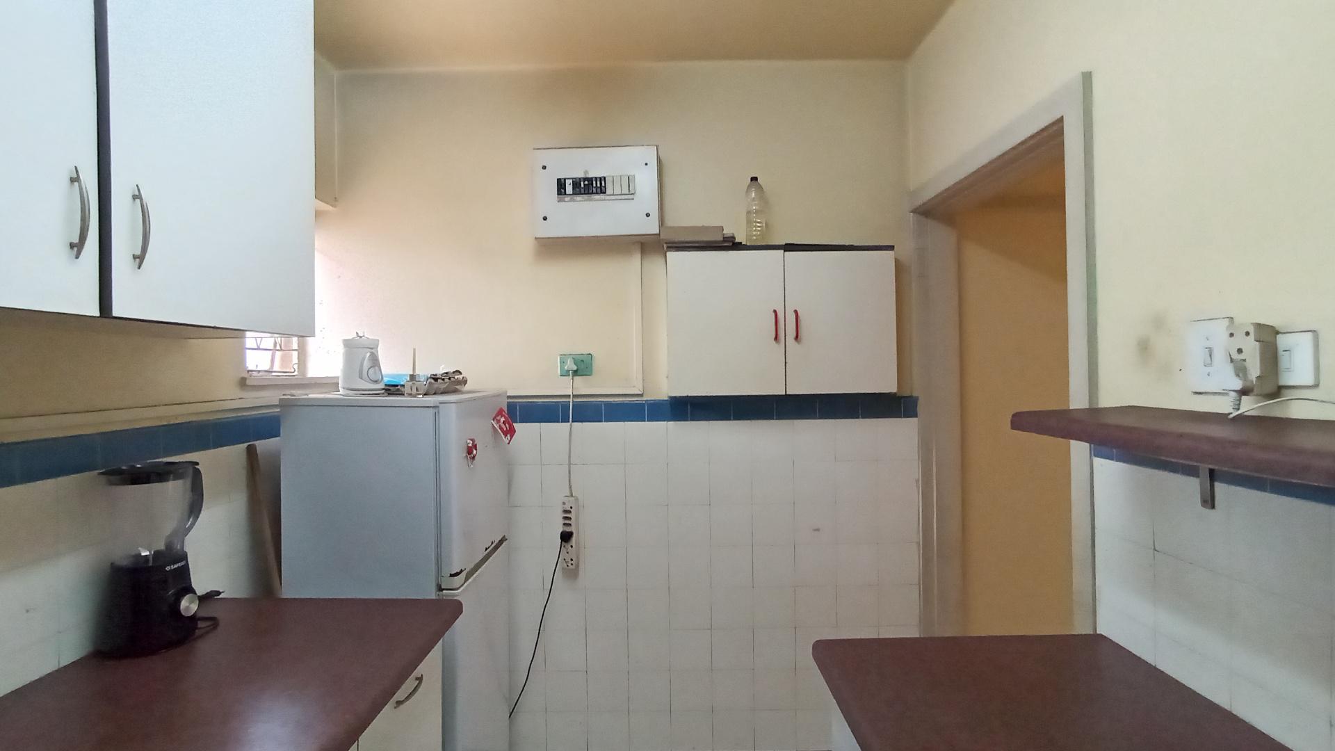 Kitchen - 8 square meters of property in Montclair (Dbn)