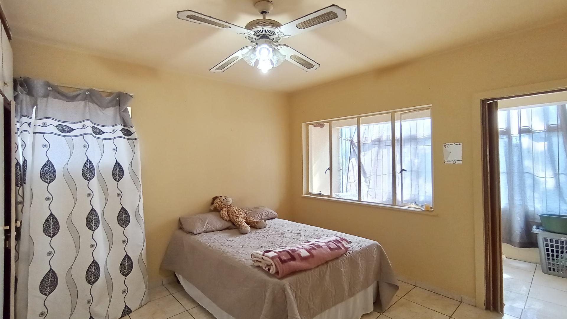 Bed Room 1 - 18 square meters of property in Montclair (Dbn)