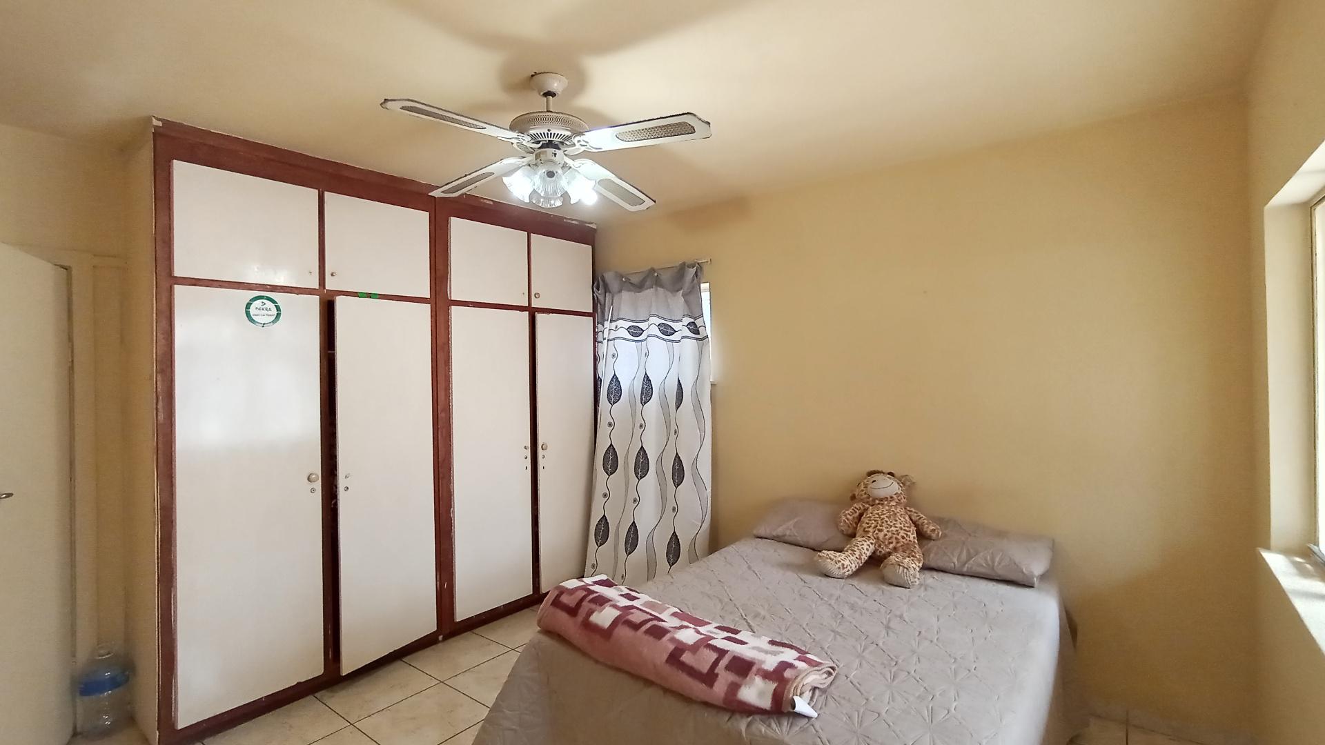Bed Room 1 - 18 square meters of property in Montclair (Dbn)