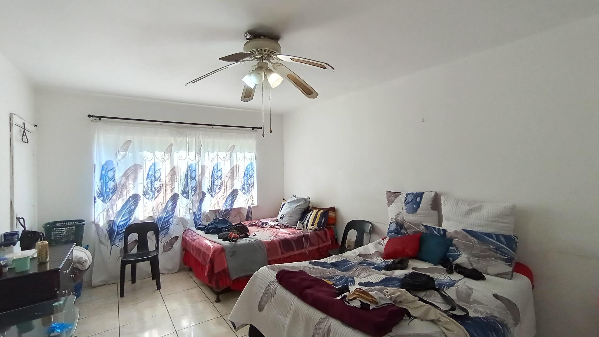 Bed Room 2 - 23 square meters of property in Montclair (Dbn)