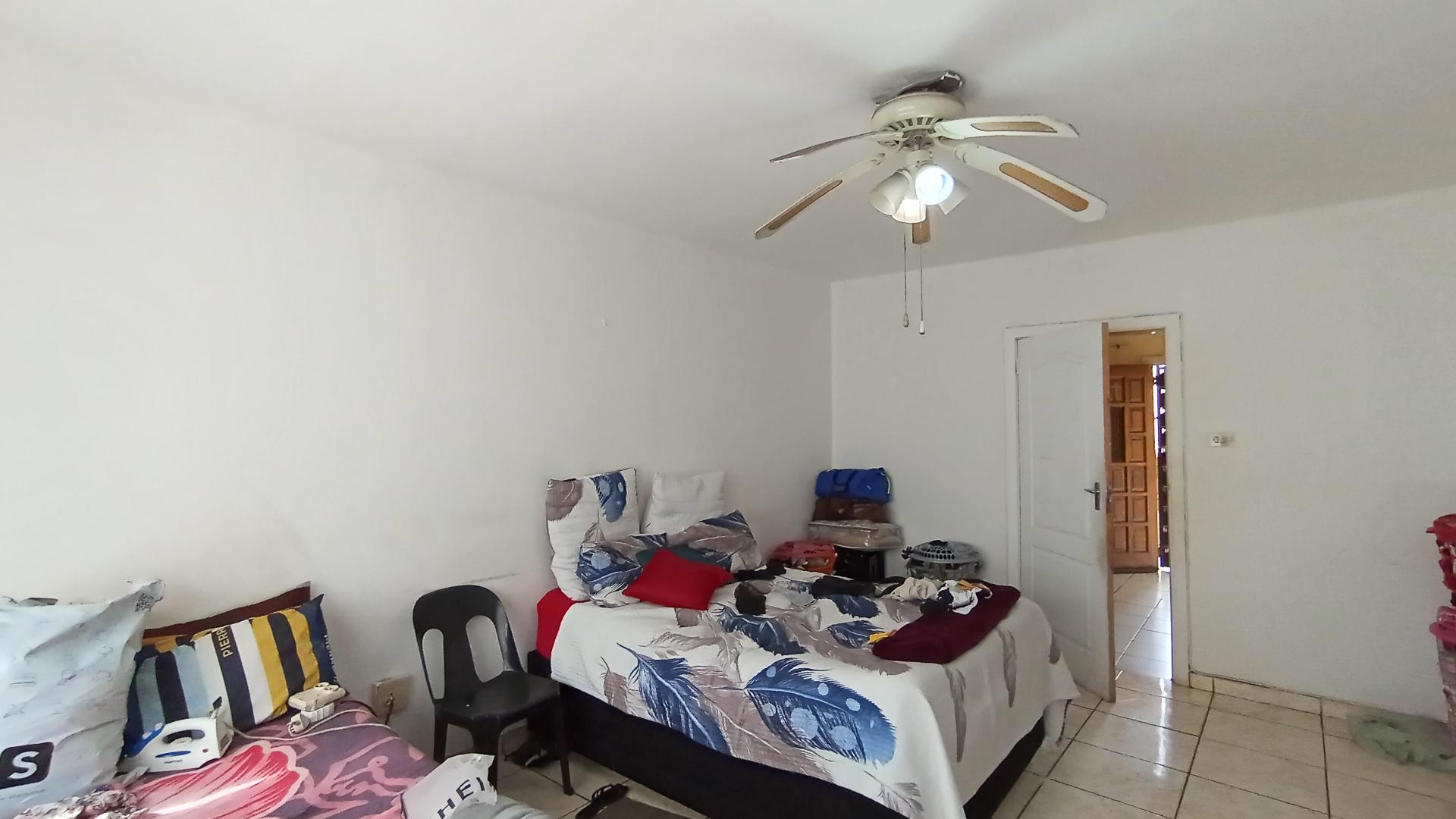 Bed Room 2 - 23 square meters of property in Montclair (Dbn)