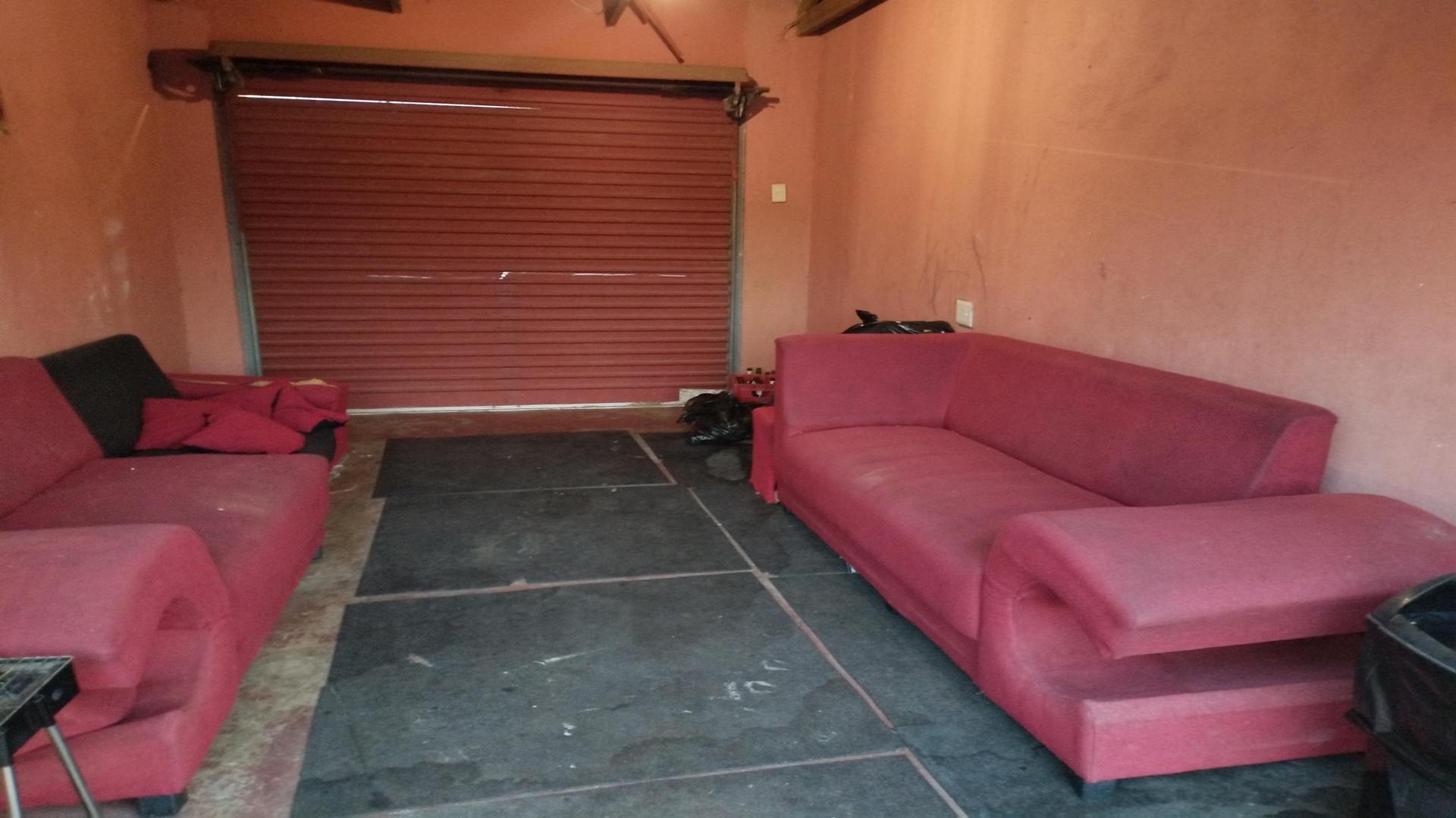 Garage of property in Umlazi